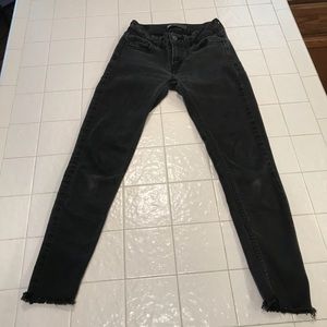 black distressed levi’s